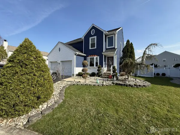 -15 Sutton Place, Helmetta, NJ 08828