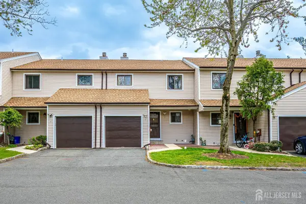 -7 Lily Court, Edison, NJ 08820