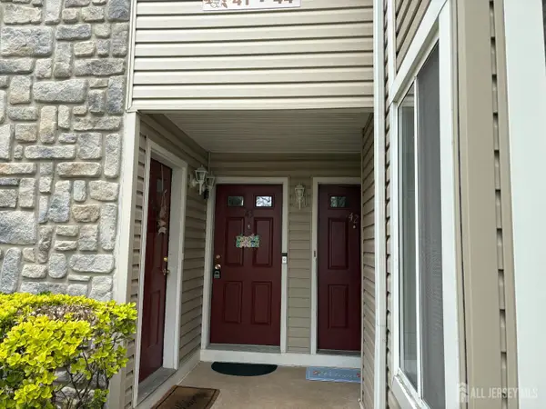 -43 Farnham Square, Sayreville, NJ 08859