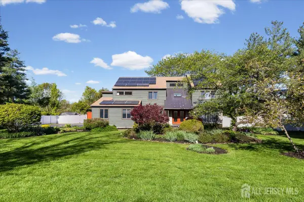 -2 Pollak Court, Plainsboro, NJ 08512