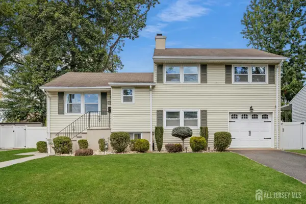 -16 Neptune Place, Colonia, NJ 07067