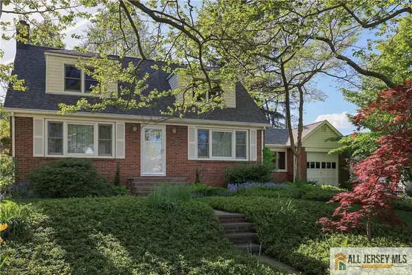 -25 Voorhees Place, Metuchen, NJ 08840