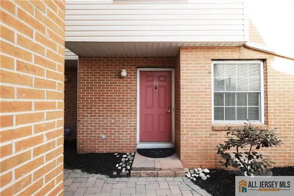 -125 Adamecs Way #26, South Amboy, NJ 08879