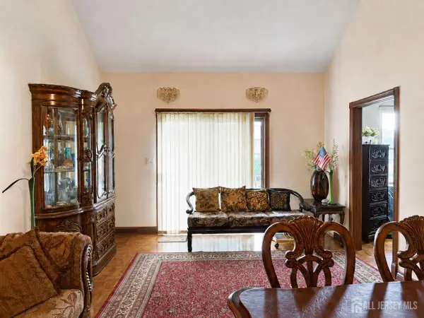 -112 Beverly Hills Terrace #E, Woodbridge Proper, NJ 07095