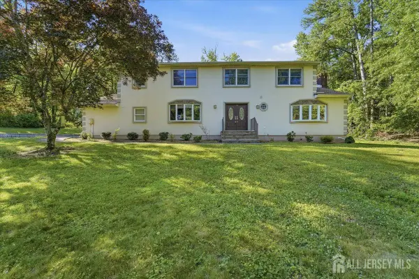 -6 King Arthurs Court, Edison, NJ 08820