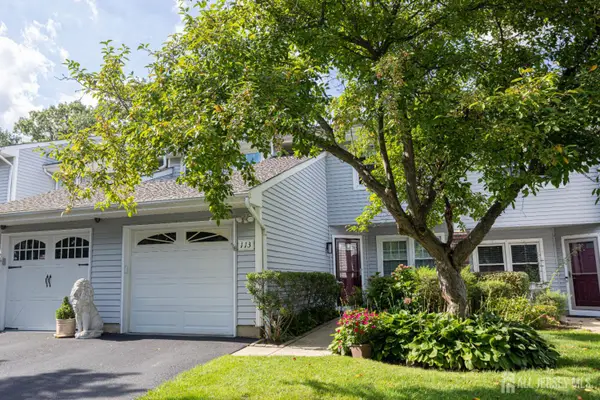 -113 Woodmere Drive, Sayreville, NJ 08859