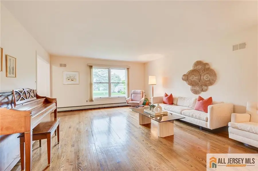 -8 Dov Place, Kendall Park, NJ 08824 - #3
