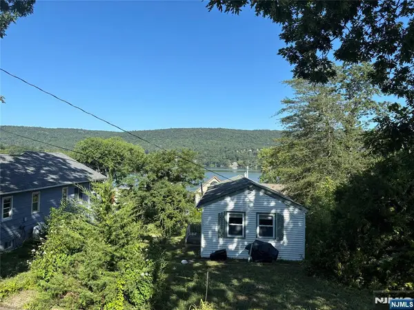 117 Lake Park, West Milford, NJ 07421