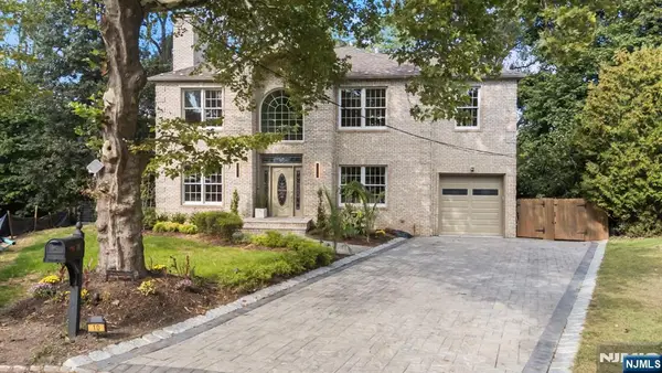 10 Elmwood Court, Livingston, NJ 07039