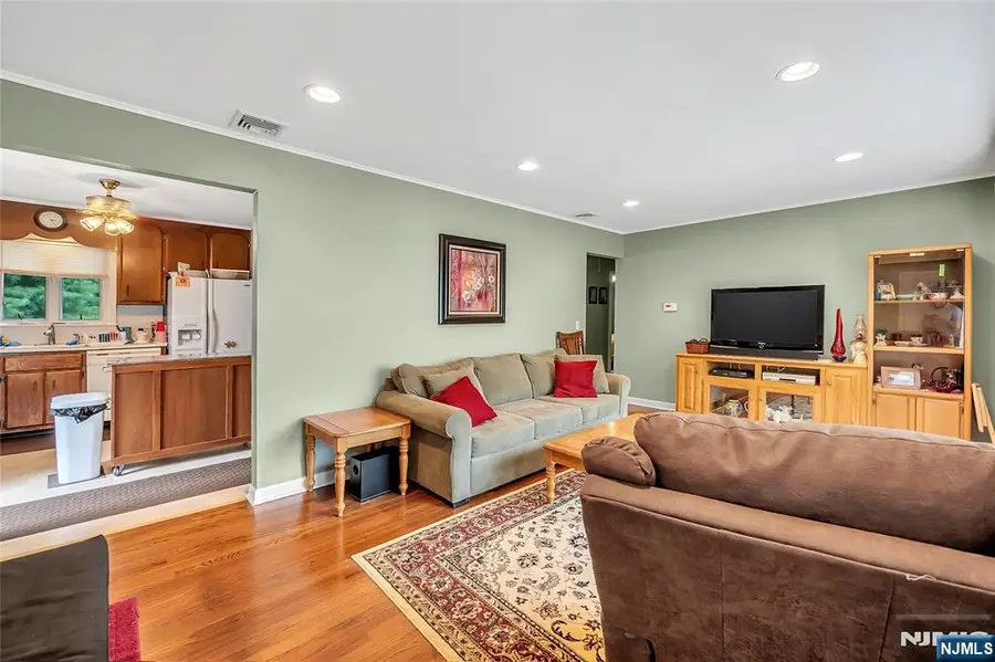 22 Chestnut, Bloomingdale, NJ 07403 - Image #2