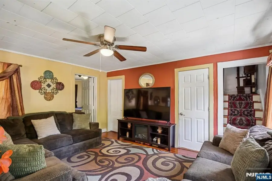 369 Queens Court, Ridgewood, NJ 07450 - Image #2