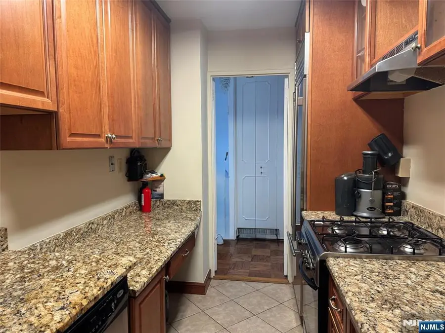 2077 Center Avenue 20F, Fort Lee, NJ 07024 - Image #3