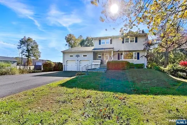54 Mapledale Avenue, Roxbury Township, NJ 07876