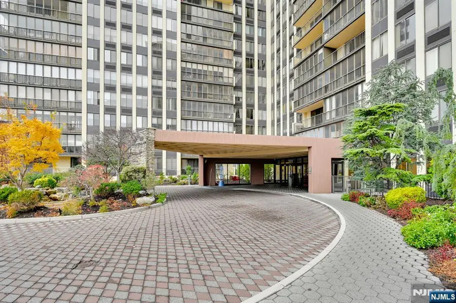 300 Winston Drive C1601, Cliffside Park, NJ 07010 - Image #2