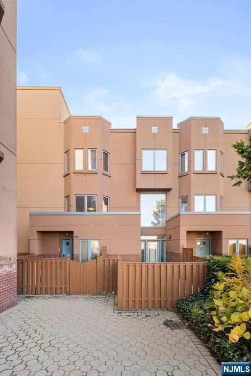 307 Chase Court, Edgewater, NJ 07020 - Image #3