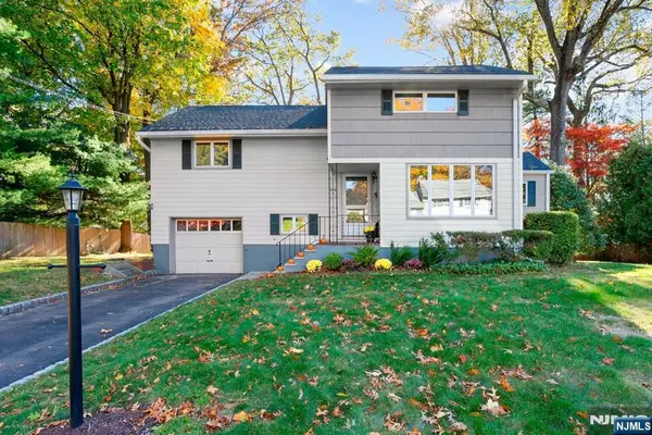 140 Chamberlain Place, Midland Park, NJ 07432