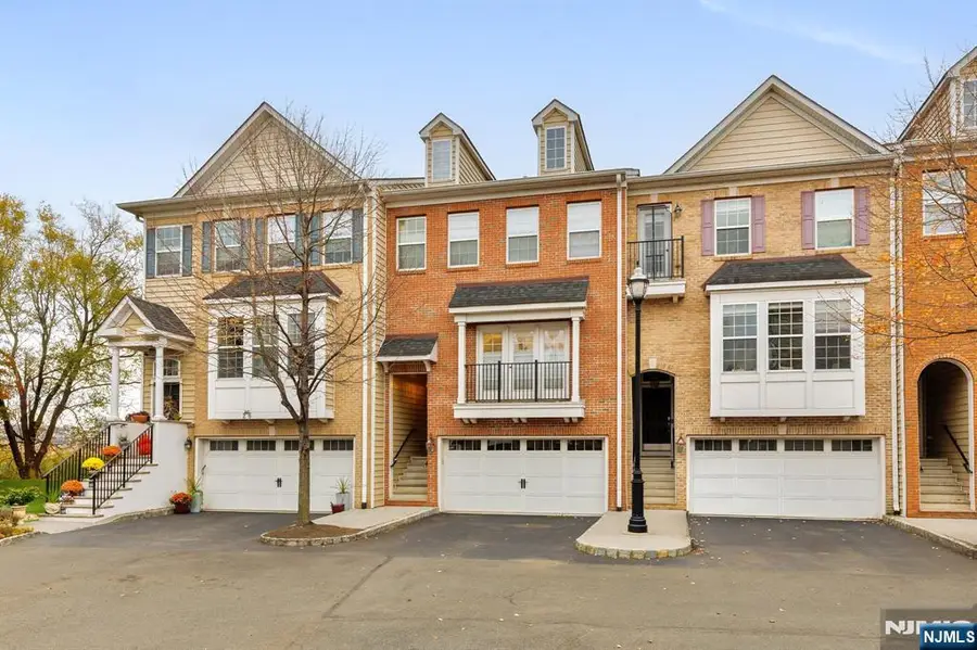 27 Creekside Court, Secaucus, NJ 07094 - Image #3