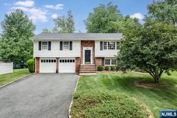 4 Williamsburg Drive, Roseland, NJ 07068
