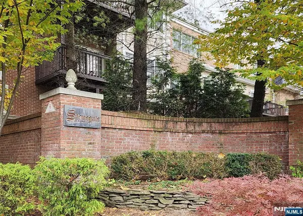 136 Stonegate Trail 37, Cresskill, NJ 07626