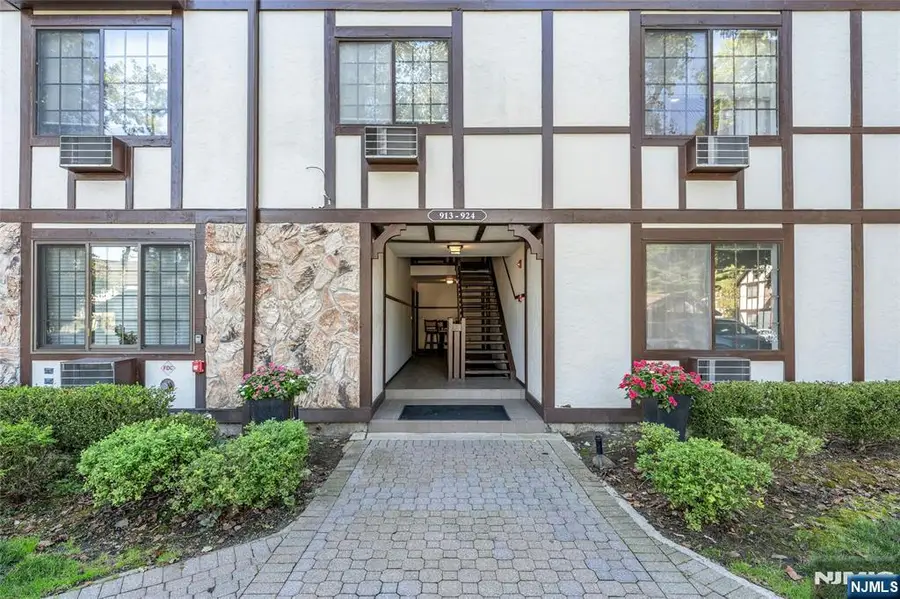 916 Thoreau, Mahwah, NJ 07430 - Image #2