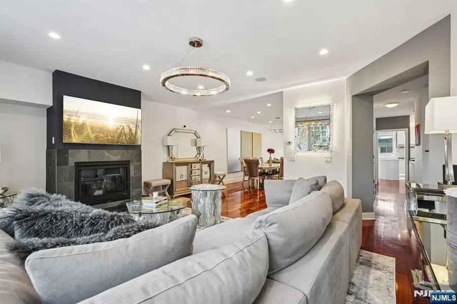 25 Vela Way 25, Edgewater, NJ 07020 - Image #2