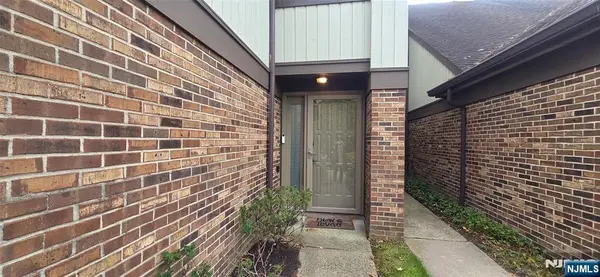 54 Meadowview Court, Leonia, NJ 07605