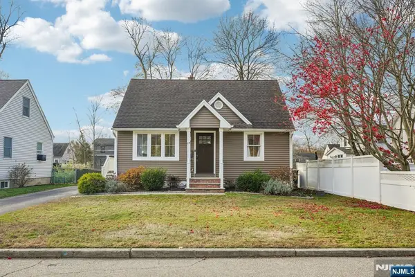 17 Walnut Street, Bloomingdale, NJ 07403