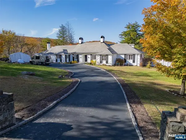 18 Pepperidge Tree Terrace, Kinnelon Borough, NJ 07405