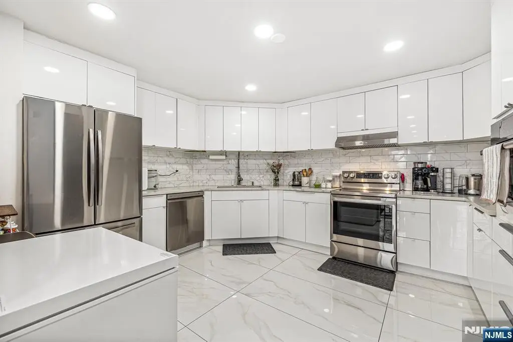 427 Harmon Cove Tower, Secaucus, NJ 07094 - Image #1