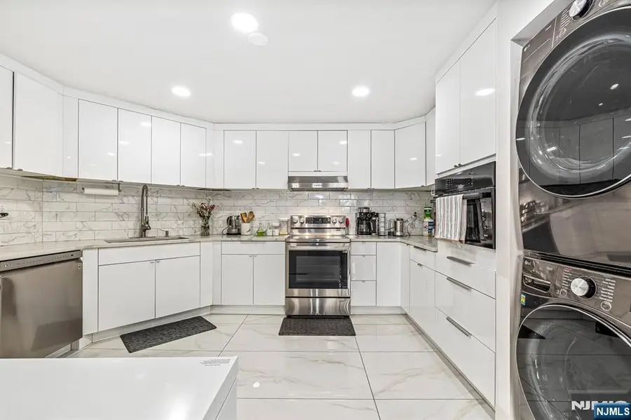 427 Harmon Cove Tower, Secaucus, NJ 07094 - Image #3