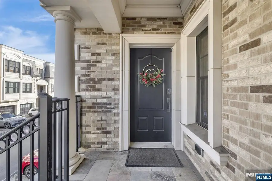 44 Marquis Court 44, Edgewater, NJ 07020 - Image #2