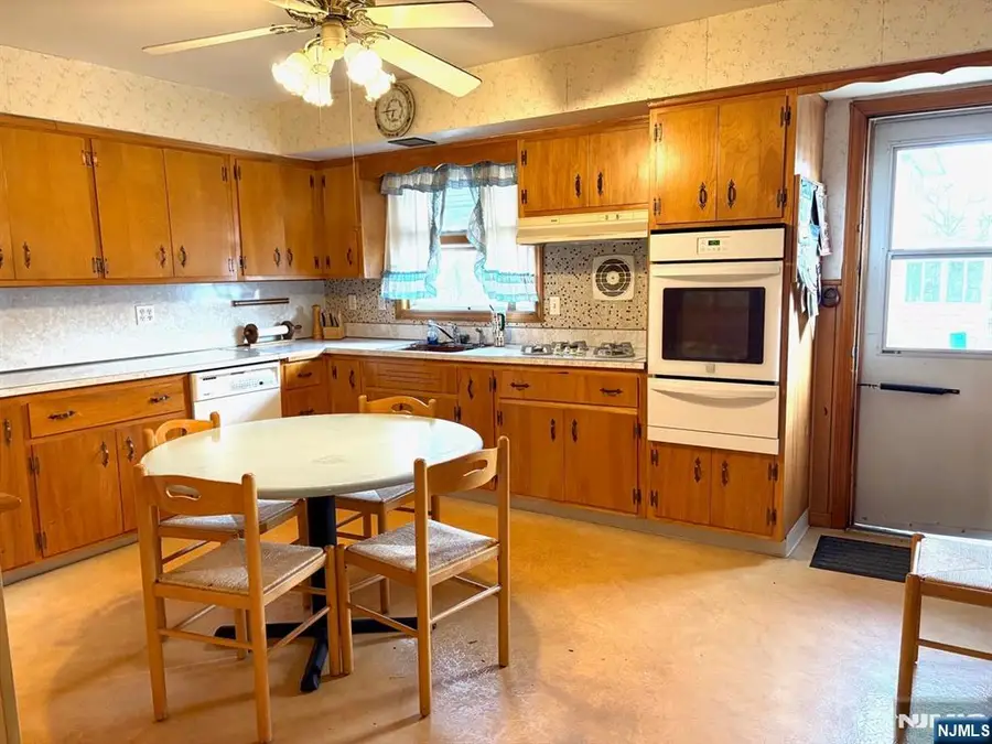 401 Stuyvesant Avenue, Lyndhurst, NJ 07071 - Image #3