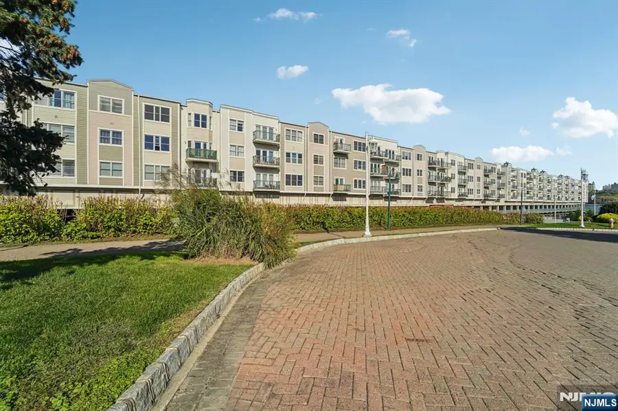 129 The 129, Edgewater, NJ 07020 - Image #2