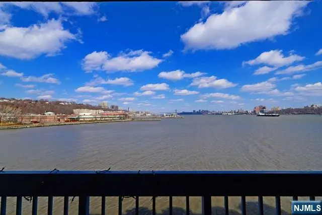 307 Jefferson Court, Edgewater, NJ 07020 - Image #2