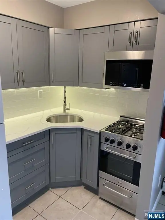 17 68th Street 7, Guttenberg, NJ 07093