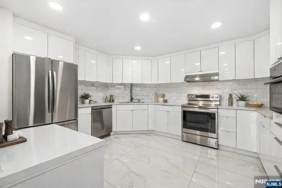 427 Harmon Cove Tower, Secaucus, NJ 07094 - Image #2