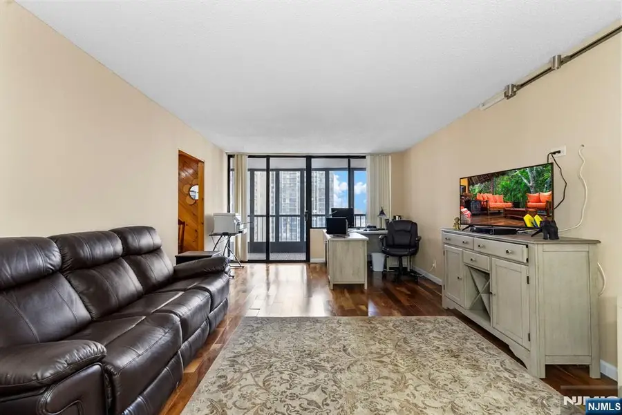 300 Winston Drive 2220, Cliffside Park, NJ 07010 - Image #2