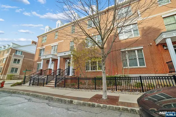 54 Carillon Circle, Livingston, NJ 07039