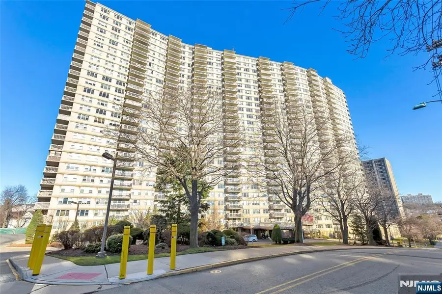 555 North Avenue 1 G, Fort Lee, NJ 07024 - #2