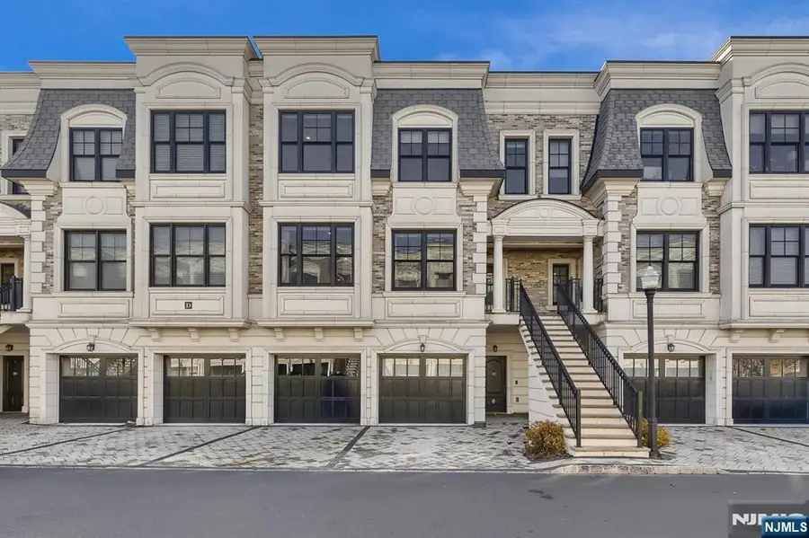 44 Marquis Court 44, Edgewater, NJ 07020 - Image #2