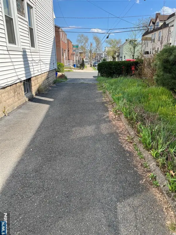 129 Dewey Street, Newark, NJ 07112