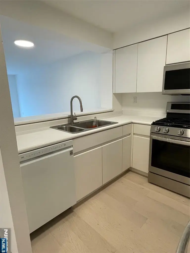 603 Williams Court U603, Edgewater, NJ 07020 - Image #3