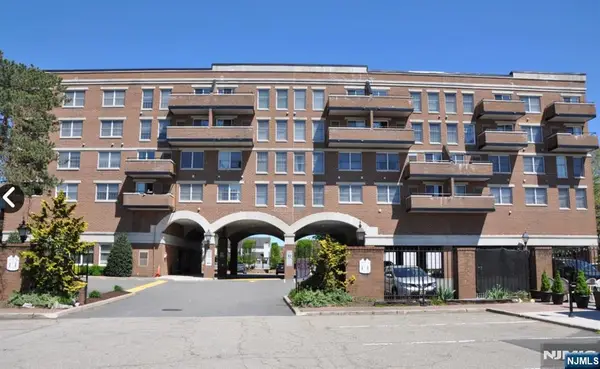 12 Iron Forge Square 12, Pompton Lakes, NJ 07442