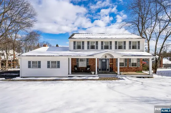 18 Laura Lane, Park Ridge, NJ 07656