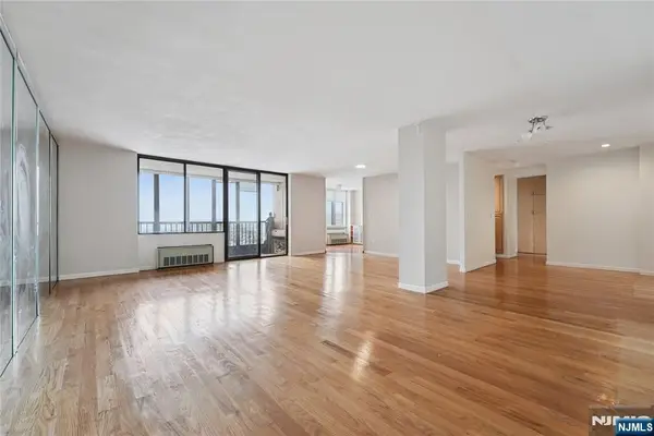 200 Winston Drive 1902, Cliffside Park, NJ 07010