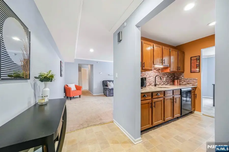 4-2 Vernon Court, Waldwick, NJ 07463 - #2