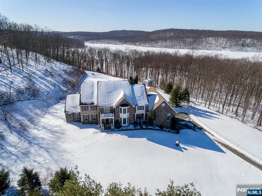 9 Andrew Lane, Kinnelon, NJ 07405 - #3