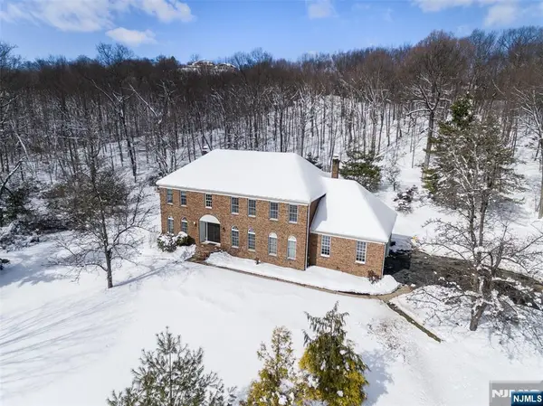 11 Clearwater Drive, Kinnelon Borough, NJ 07405