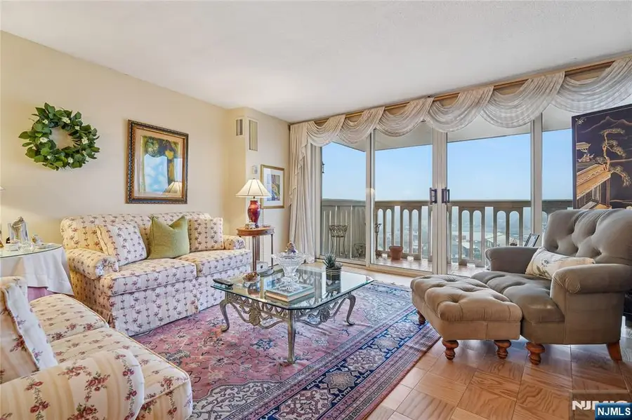 555 North Avenue 17-U, Fort Lee, NJ 07024 - #2