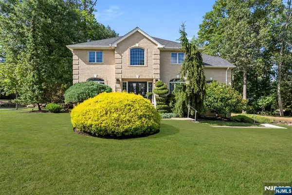 9 Woodland Court, Wayne, NJ 07470